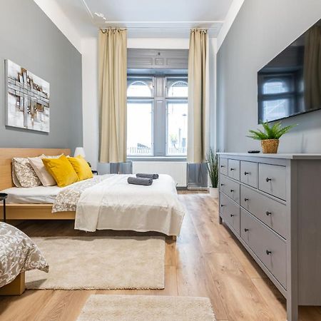 Deluxe Kazincy Apartment In The Heart Of Budapeste Exterior foto