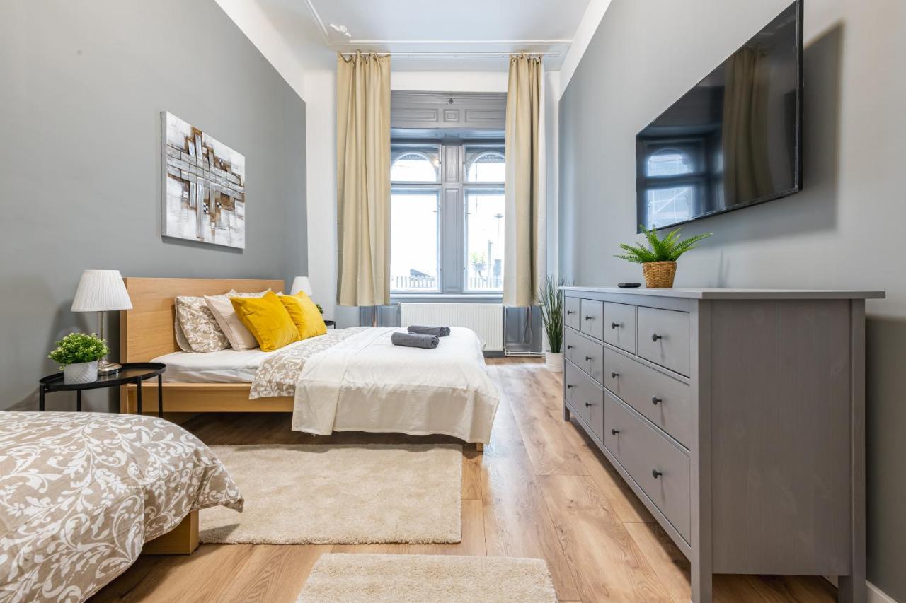Deluxe Kazincy Apartment In The Heart Of Budapeste Exterior foto