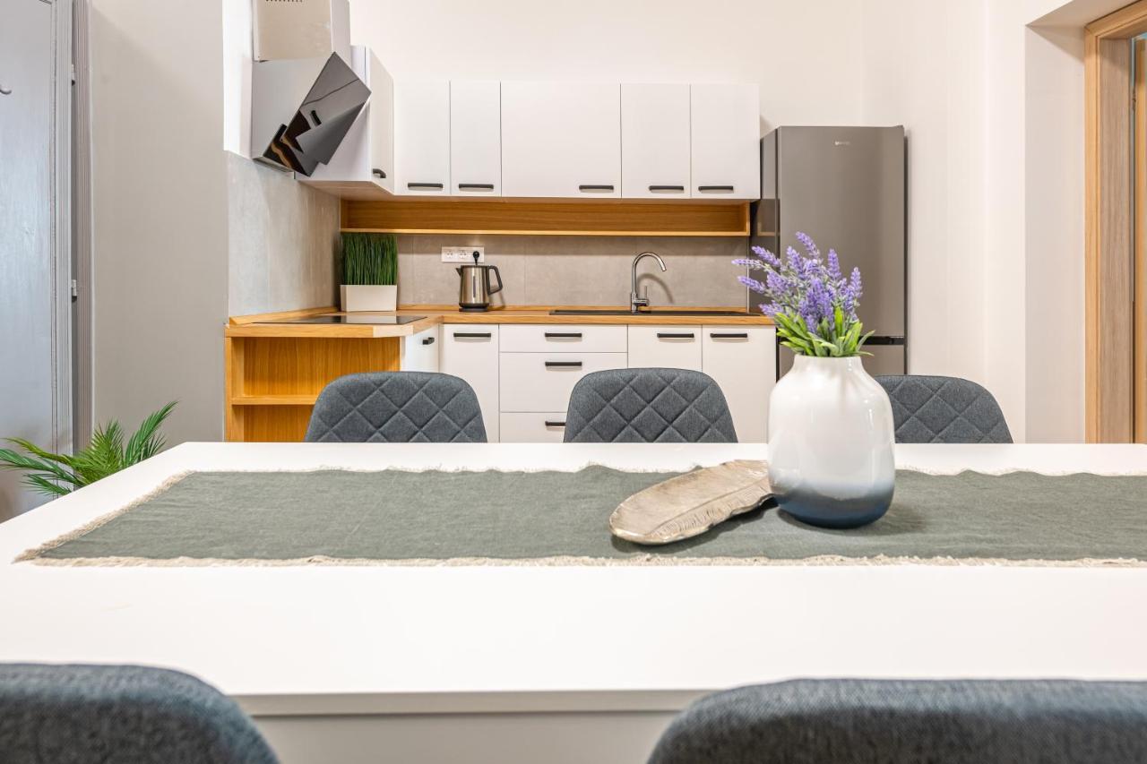 Deluxe Kazincy Apartment In The Heart Of Budapeste Exterior foto