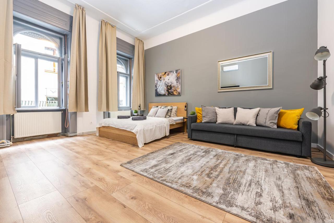Deluxe Kazincy Apartment In The Heart Of Budapeste Exterior foto