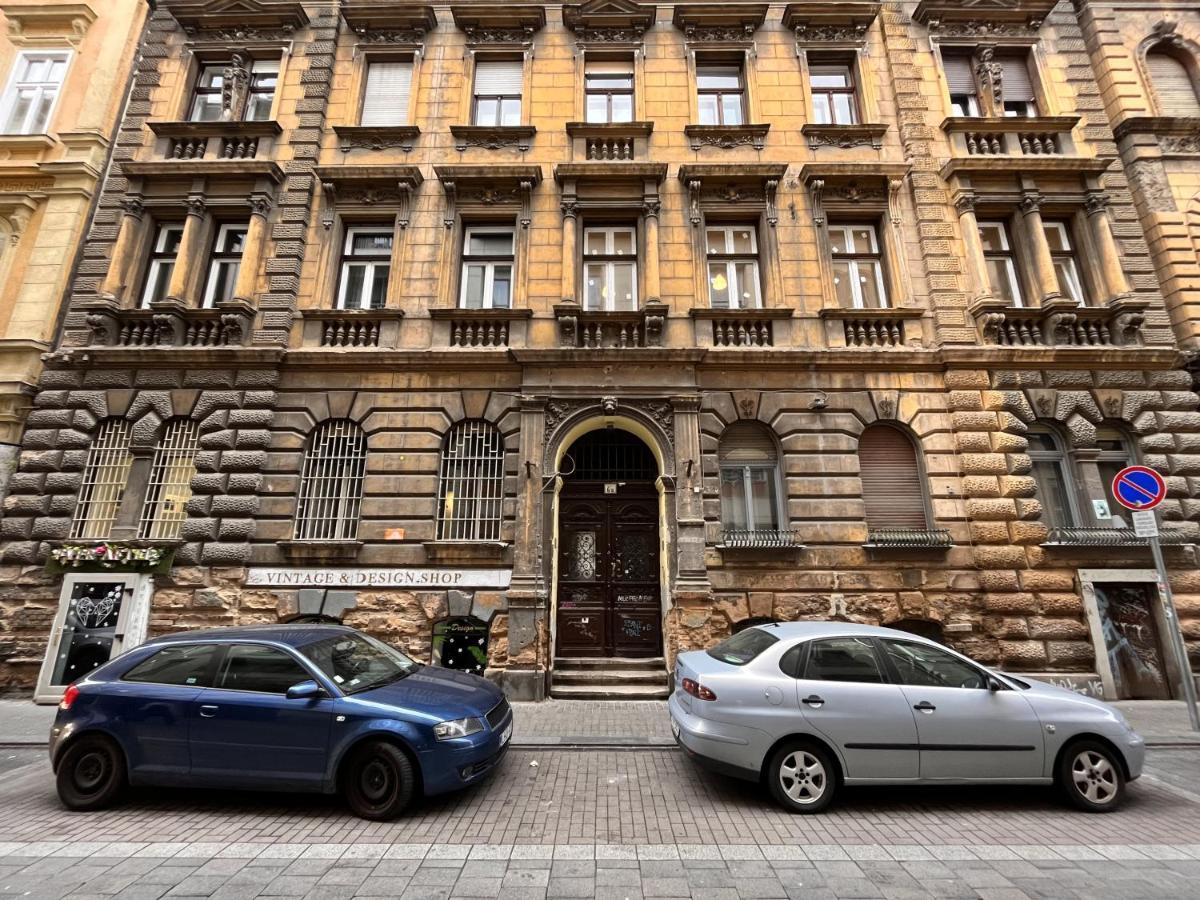 Deluxe Kazincy Apartment In The Heart Of Budapeste Exterior foto